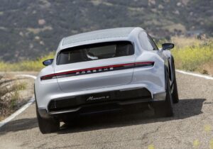 فشار چین و تعرفه های آمریکا پورشه را از مسیر برقی منحرف کرد