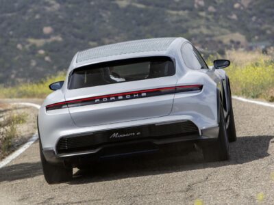 فشار چین و تعرفه های آمریکا پورشه را از مسیر برقی منحرف کرد