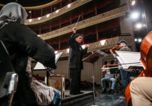 نخستین بانوی ایرانی؛ ارکستر سمفونیک تهران را رهبری می کند