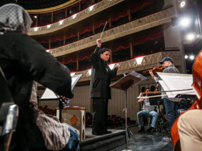 نخستین بانوی ایرانی؛ ارکستر سمفونیک تهران را رهبری می کند