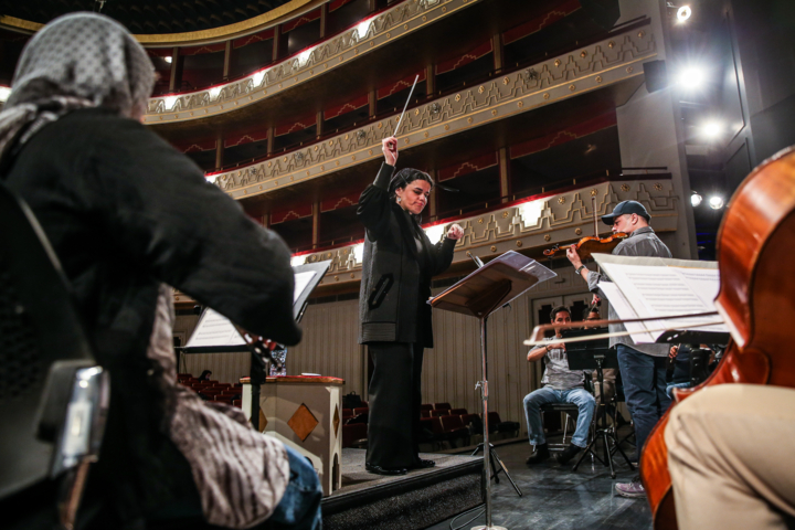 نخستین بانوی ایرانی؛ ارکستر سمفونیک تهران را رهبری می کند