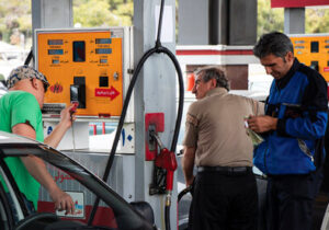 معاون اجرایی رئیسجمهور: تصمیم قطعی درباره افزایش قیمت بنزین گرفته نشده است