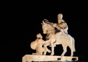 رونمایی از مجسمه «زانوزنندگان برابر ایران» در میدان انقلاب