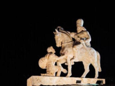 رونمایی از مجسمه «زانوزنندگان برابر ایران» در میدان انقلاب