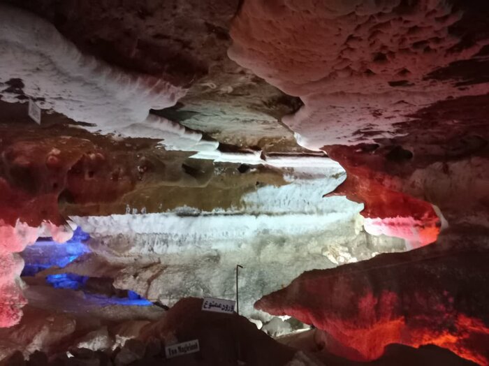 غار کتلهخور یکی از مهمترین جاذبههای طبیعی ایران است که با وجود ساختار هفتطبقه و قندیلهای رنگی، همچنان با مشکلات زیرساختی جدی روبهروست