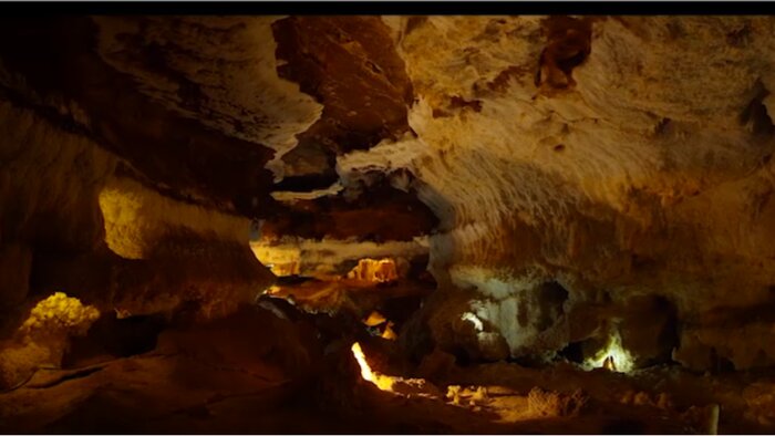 غار کتلهخور یکی از مهمترین جاذبههای طبیعی ایران است که با وجود ساختار هفتطبقه و قندیلهای رنگی، همچنان با مشکلات زیرساختی جدی روبهروست