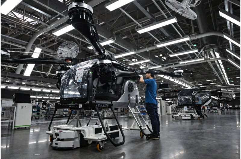 چین با راه‌اندازی خط تولید انبوه خودروهای پرنده و حمایت دولتی، از غرب پیشی گرفته و صنعت نوپای تحرک هوایی را با سرعت توسعه می‌دهد.