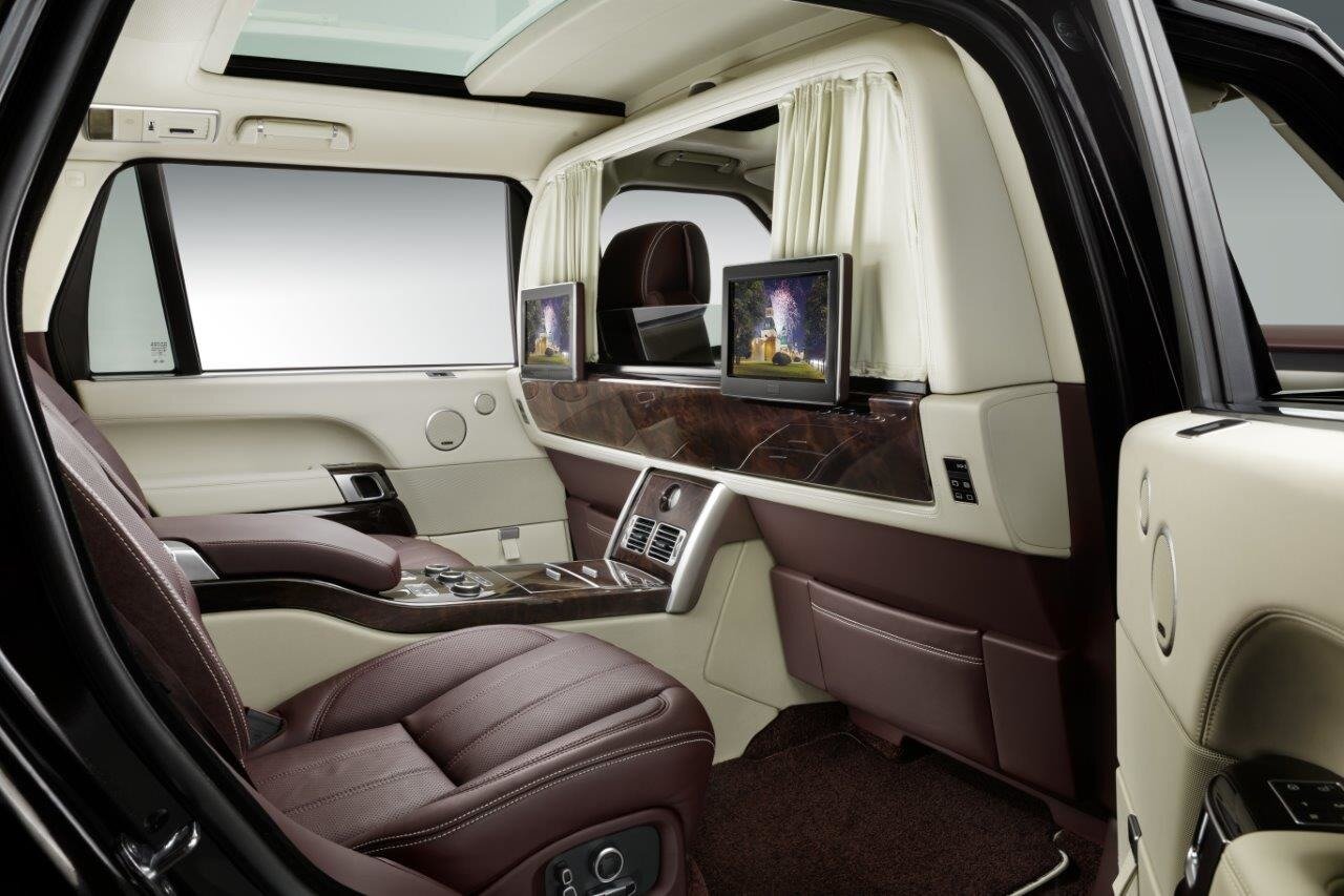 جهان خودرو در آستانه تغییر بزرگی است؛ دورهای که «رانندگی لوکس» دیگر با صدای موتور پرهیاهو تعریف نمیشود، بلکه با آرامش، تکنولوژی پیشرفته و احترام به محیطزیست شناخته میشود.