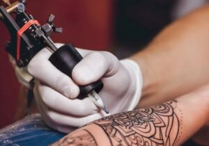 آیا تاتو میتواند سیستم ایمنی و اثر واکسنها را تغییر دهد؟