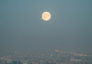 طلوع سومین اَبَرماه سال و همنشینی با اورانوس در سایه آلودگی هوا