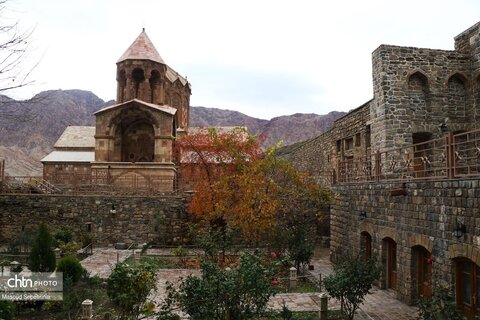 کلیسای سنت استپانوس جلفا در روزهای پاییزی؛ زیبایی سنگ و برگ