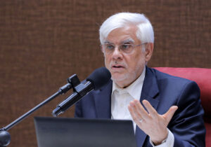 انتقاد عارف از دخالت‌های غیرتخصصی در بهداشت و درمان