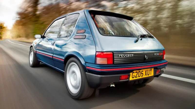 بررسی 11 خودروی کلیدی که در بحران شرکت‌های خودروسازی جهان، مسیر برندها را تغییر دادند. از پژو 205 تا فورد 1949، داستان نجات برندها.