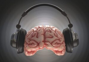 چرا یک آهنگ در ذهنمان گیر می‌کند؟ راز علمی پدیده «کرم گوش»