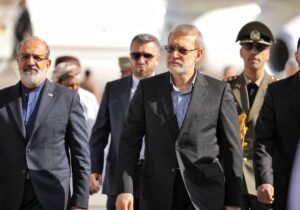 پیام تهران در راه مسقط؛ سفر لاریجانی همزمان با فعال ماندن کانال ایران و آمریکا