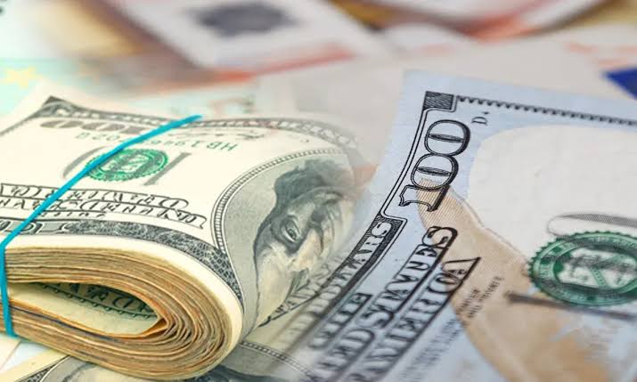 دلار در مسیر صعود؛ افزایش ۳ هزار تومانی قیمت در آغاز هفته
